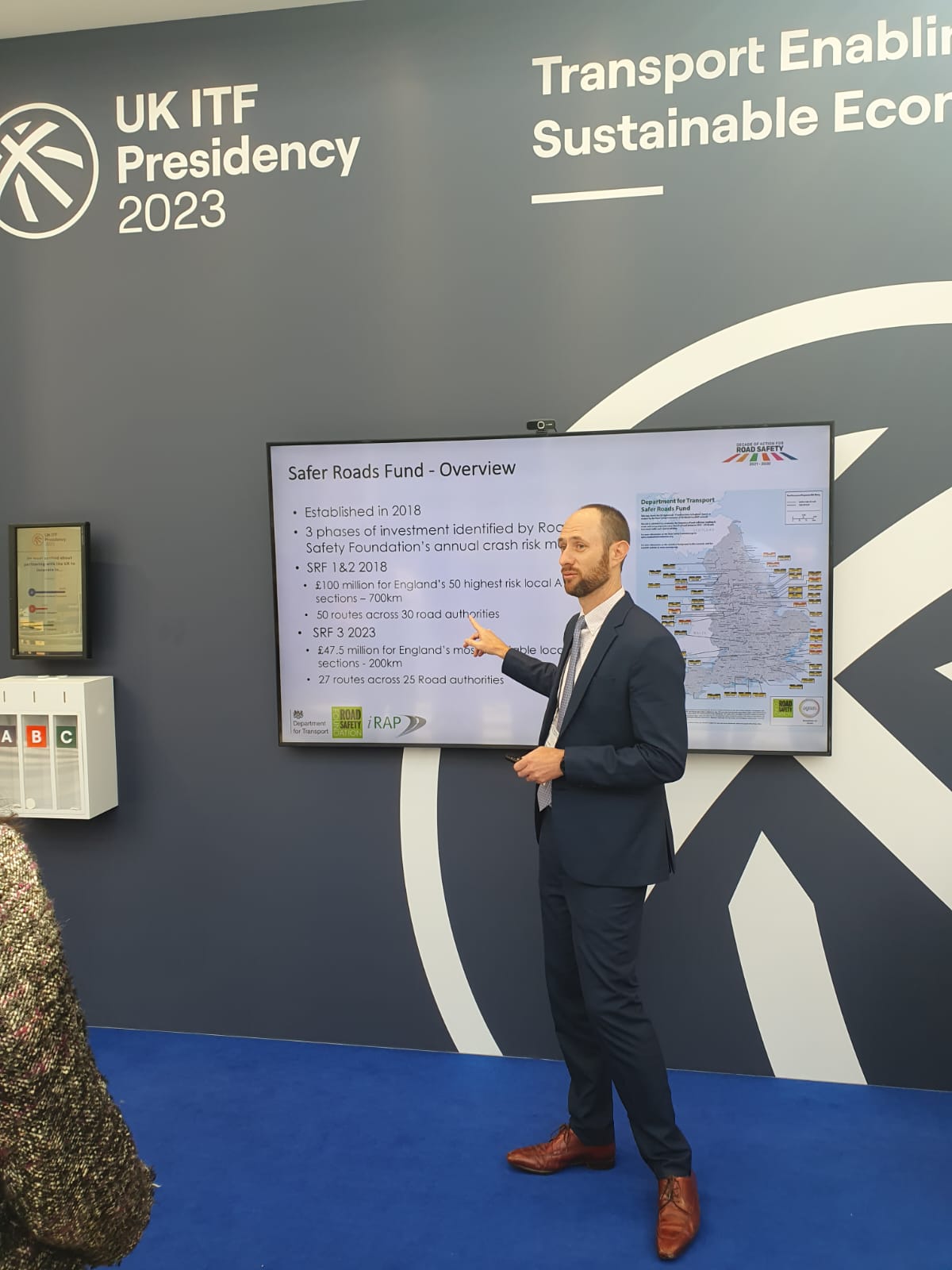Greg Smith presenting at UK ITF Presidency booth on UK RAP Photo Julio Urzua 2