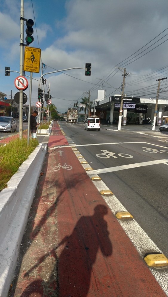 on-road bike lane provided by one of the cyclists participating in the Auditoria Cidadã Source Ciclocidade
